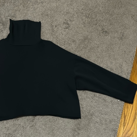 EUC American Eagle Oversized Cropped Raw Hem Sweatshirt-Sz XS-Turtleneck-Black - Picture 10 of 16